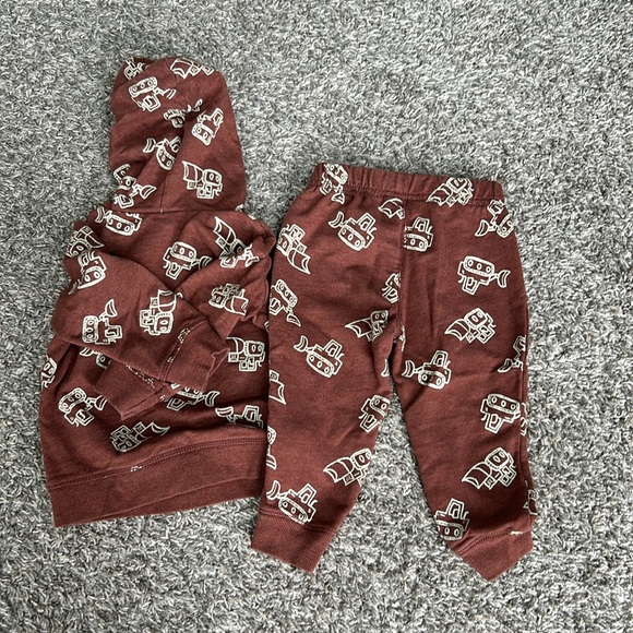 Boys Carter’s matching set 18 months. Brown with cream colored robot design - Picture 4 of 4